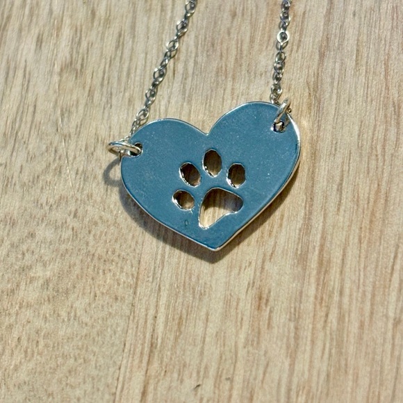 Dog Paw heartshaped Pendant Necklace - Picture 2 of 2